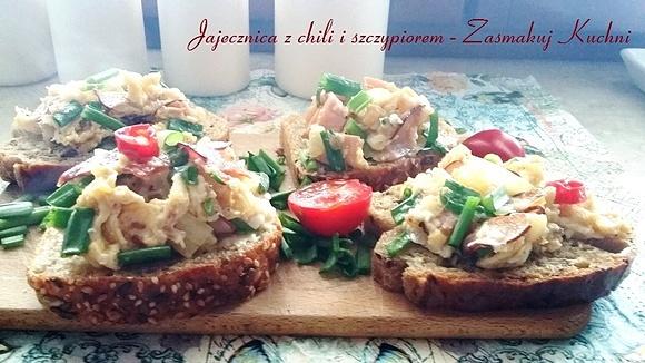 Jajecznica z chili i szczypiorem
