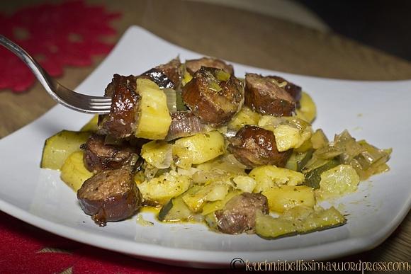 Pieczona kiełbasa z warzywami