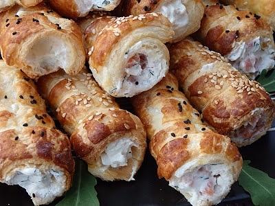 Wytrawne rurki z ciasta francuskiego z twarogiem łososiem i chrzanem
