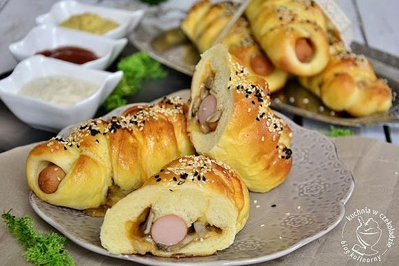 Hot dog w cieście drożdżowym