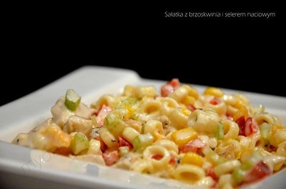 Sałatka z brzoskwinią i selerem naciowym