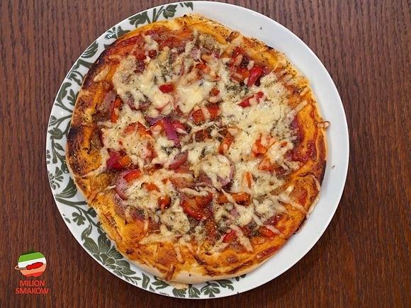 Puszysta pizza z kiełbasą
