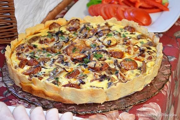 Tarta z kiełbasą i pieczarkami