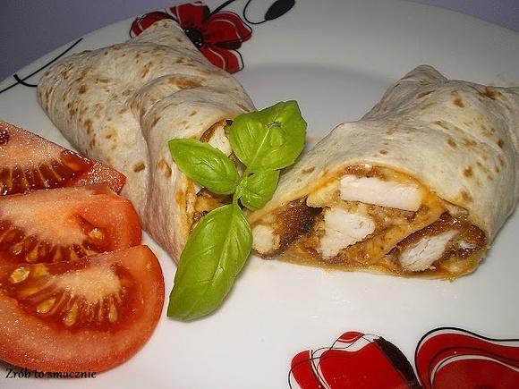 Tortilla z kotletami drobiowymi i serem zapiekana w piekarniku