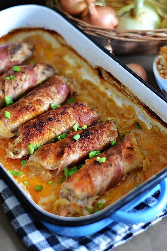 Pieczone roladki z pomidorkami w cebuli