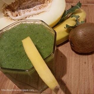 Smoothie z banana melon kiwi i jarmużu