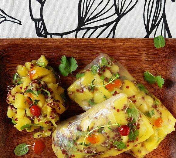 Spring rolls z czerwoną quinoą i salsą z mango
