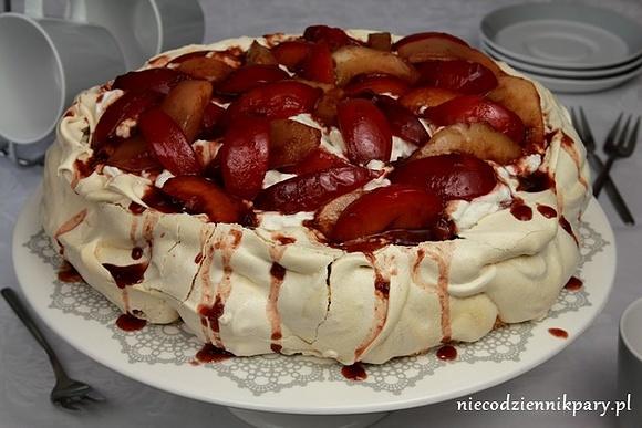 Pavlova z owocami w korzennym syropie
