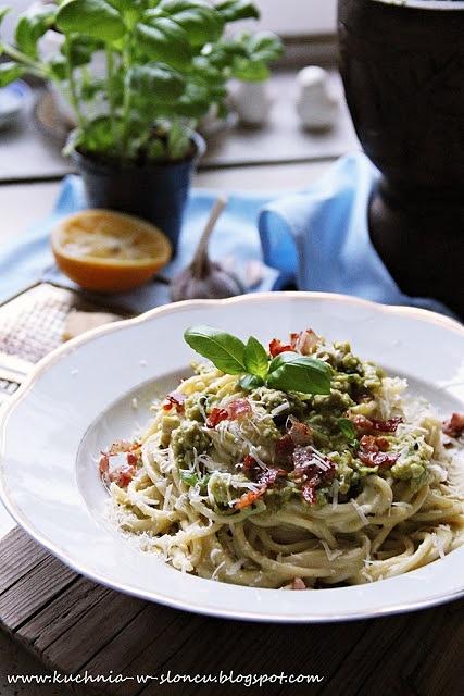 Zielona carbonara z makaronem, ziołami i migdałami