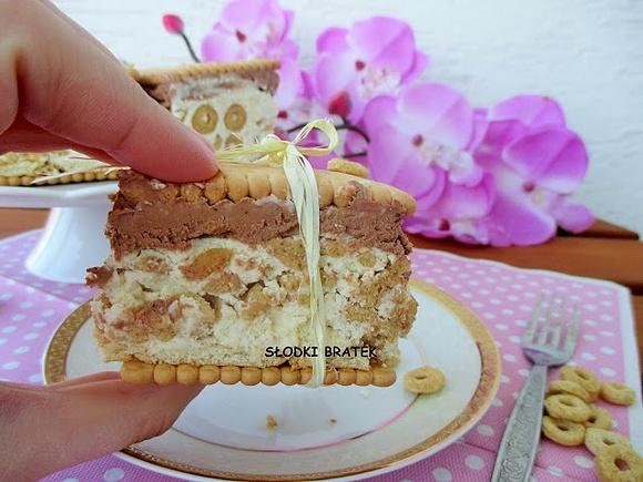 Miodowa kanapka z herbatnikami i płatkami śniadaniowymi