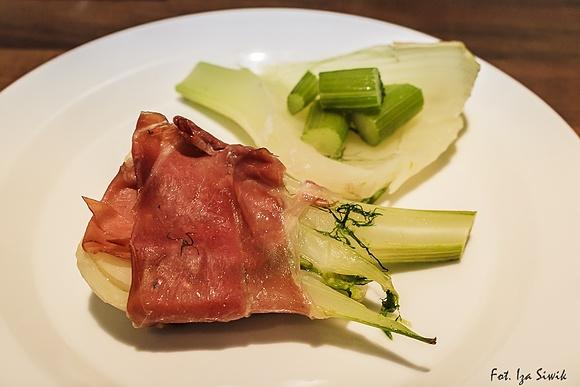 Koper włoski zapiekany w szynce parmeńskiej