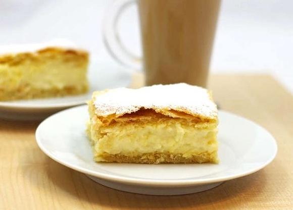 Napoleonka - przepis na delikatne ciasto z kremem budyniowym