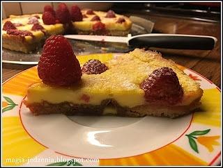 Tarta z malinami i białą czekoladą