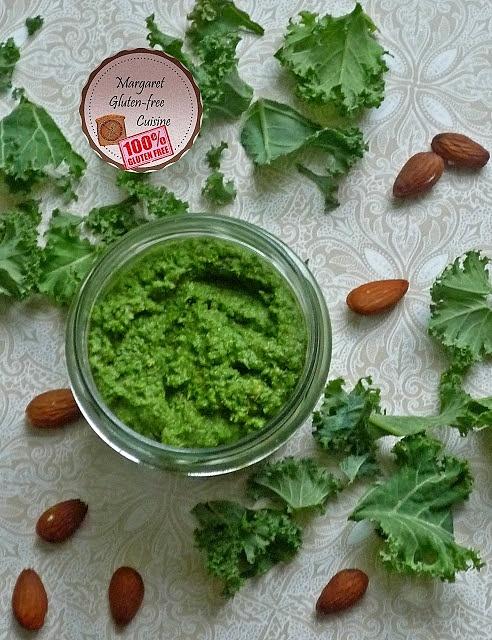 Jarmużowe pesto z migdałami i parmezanem