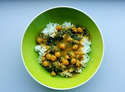Curry z ciecierzycą i batatami w sosie kremowym