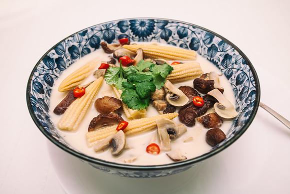 Tom kha hed – zupa grzybowa z mlekiem kokosowym tajlandii