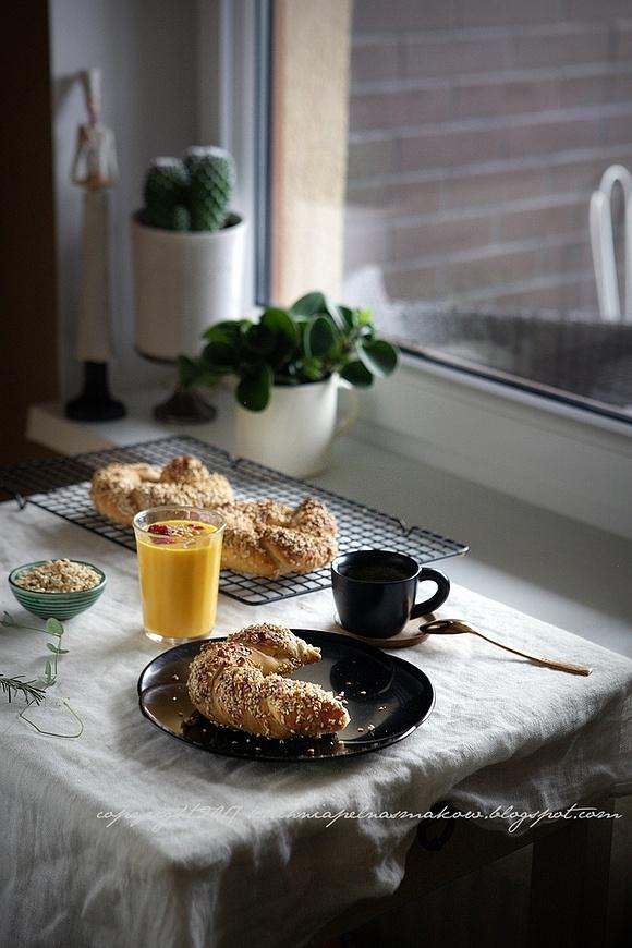 Simit z rokitnikiem i koktajl z mango i bananem