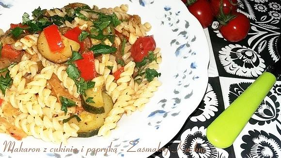 Makaron z cukinią i papryką na ostro