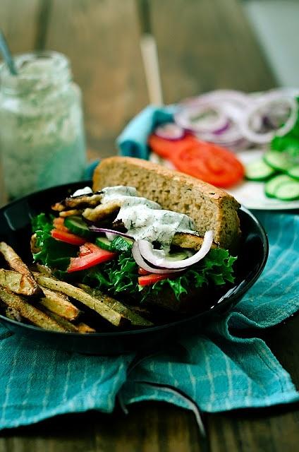 Burgery rybne z fiskekaker i sosem koperkowym