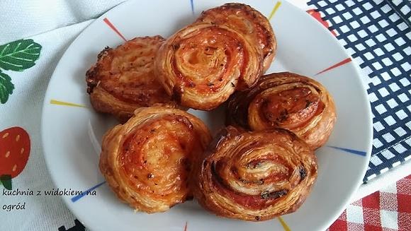 Francuskie rolsy z szynką i serem - ślimaczki z ciasta francuskiego