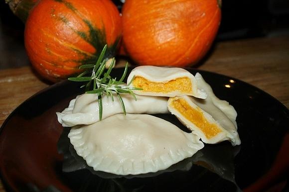Pierogi z farszem dyniowo-parmezanowym