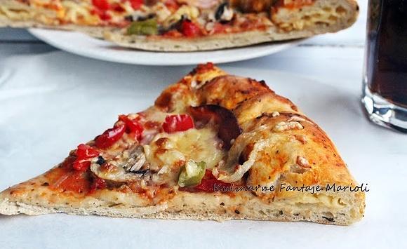 Pizza z serowymi brzegami