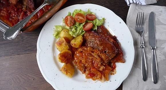 Karkówka duszona pod kapustą