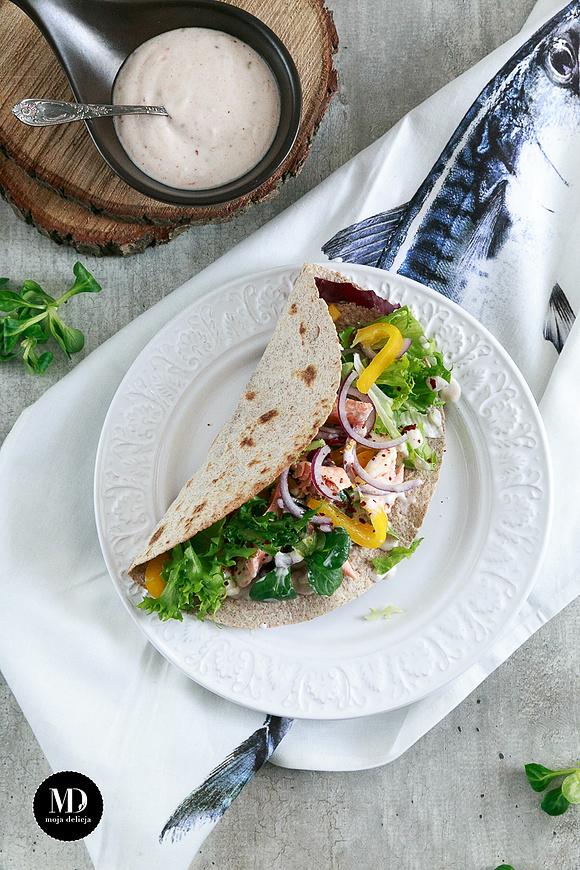 Pełnoziarnista tortilla z łososiem, papryką i jogurtowym sosem