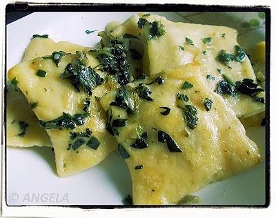 Pierogi z ziemniakami i okrasą z buraka szpinakowego