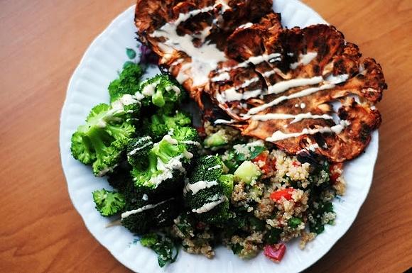 Stek z kalafiora z brokułami tahini i sałatką tabbouleh