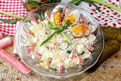 Sałatka jajeczna z surimi ogórkiem konserwowym