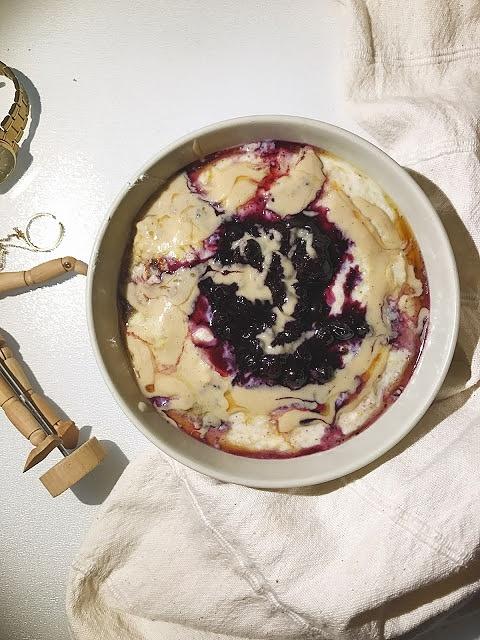 Ciepły waniliowy pudding z tofu z jagodami i tahiną