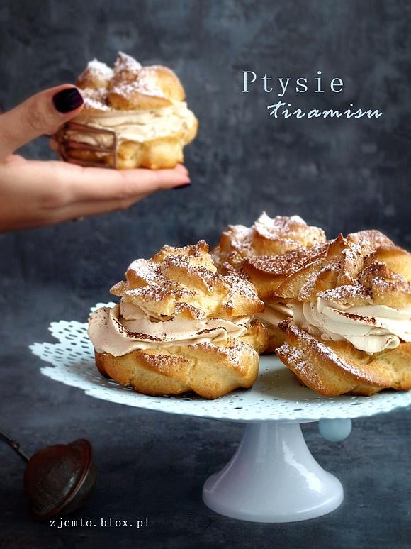 Ptysie tiramisu - słodki deser włoski z kawowym kremem i kakao