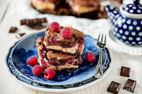 Sernikobrownie z malinami