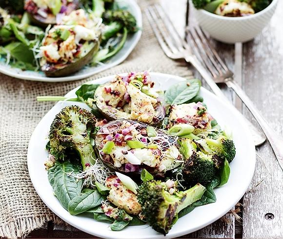 Grillowane awokado z halloumi