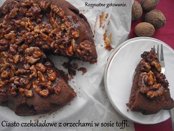 Ciasto czekoladowe z orzechami w sosie toffi