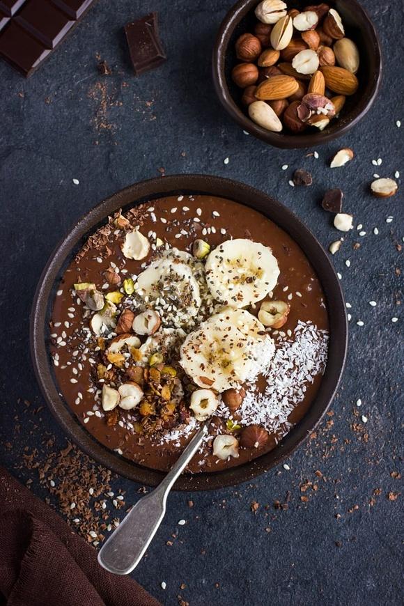 Czekoladowo-bananowe smoothie bowl