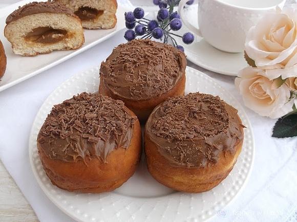 Pączki z kajmakiem i polewą