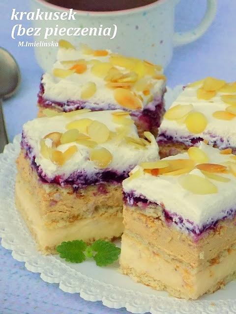 Krakusek bez pieczenia z kajmakową pianą, słone krakersy i dżem porzeczkowy