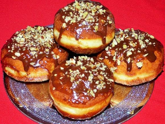 Pączki z budyniem, polewą czekoladową i orzechami