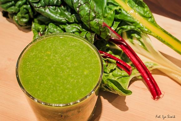 Sok z tęczowej botwiny z kiwi i pomarańczą