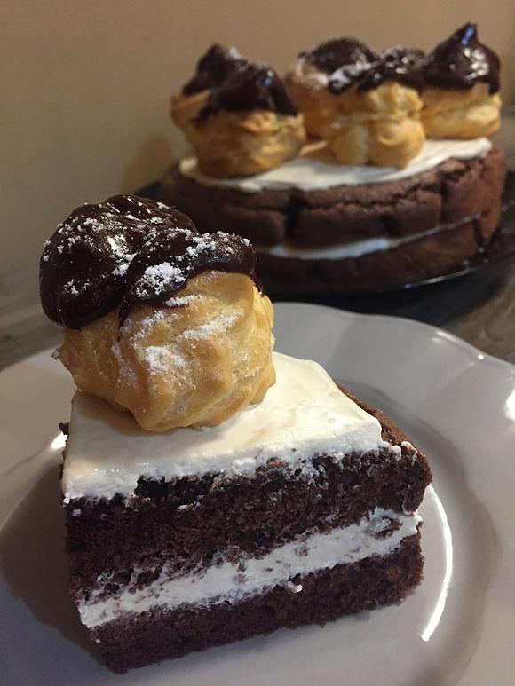 Tort czekoladowo-kawowy z profiterolkami