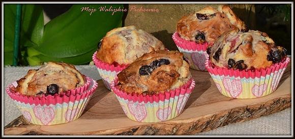 Wilgotne muffinki z czarną porzeczką i jogurtem