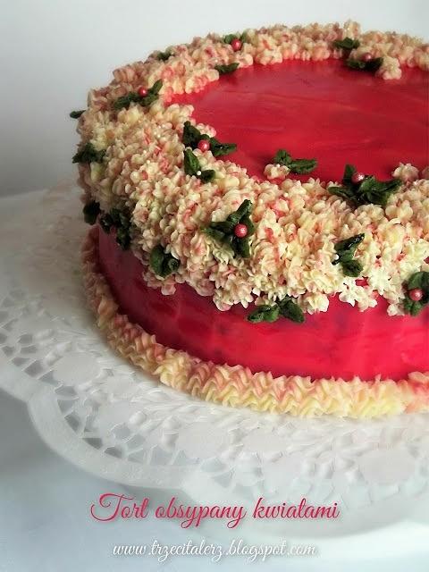 Tort obsypany kwiatami – pomysł na dekorację