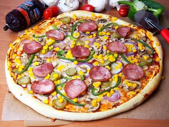 Pizza wiejska na cieście bez wyrastania z dużą ilością dodatków