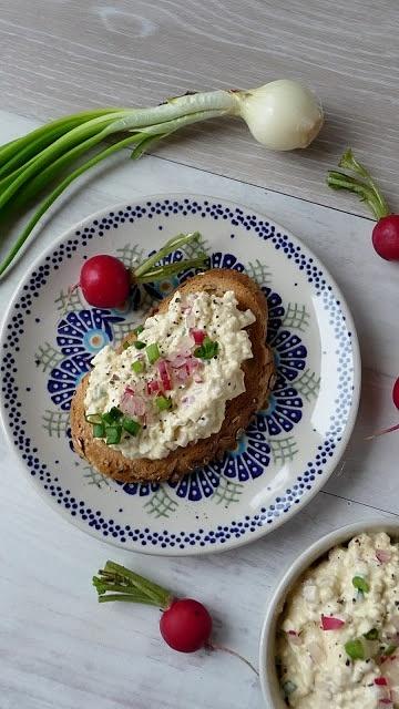 Pasta jajeczna z rzodkiewką i szczypiorkiem na śniadanie