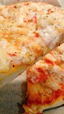 Pizza z ananasem, szynką i oliwkami