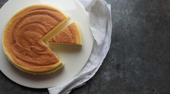 Sernik japoński lekkie, delikatne ciasto serowe bez pieczenia
