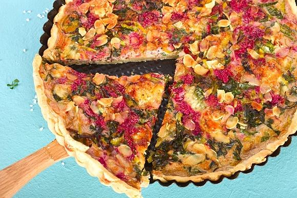 Tarta z boćwiną, porem i migdałami