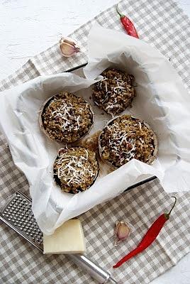 Pieczarki portobello faszerowane pszenicą farro i oliwkami